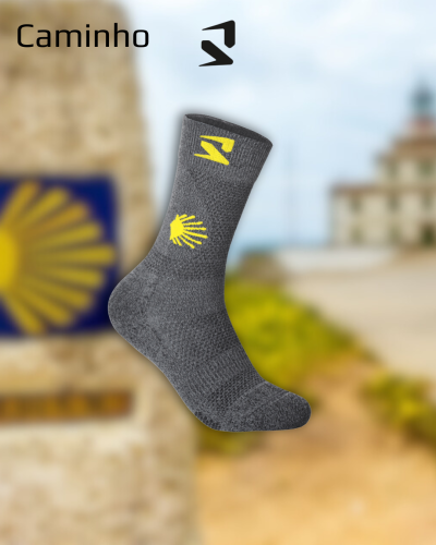 Meia cinza escura com detalhes amarelos em fundo costeiro desfocado