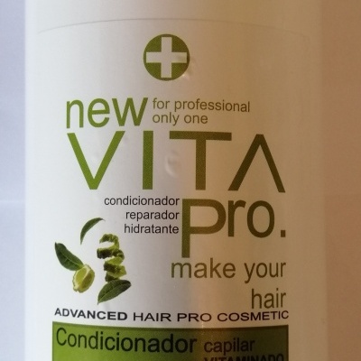 Frasco branco de condicionador capilar new VITA pro com rótulo verde e preto