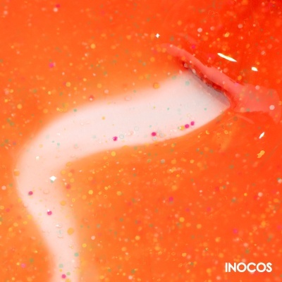 Esmalte de unhas laranja translúcido com glitter