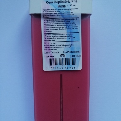 Recipiente rosa de cera depilatória fria com etiqueta branca e texto em português