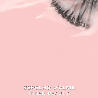 Escova com cerdas pretas e texto ESPLEHO D'ALMA INNER BEAUTY INOCOS sobre fundo rosa claro