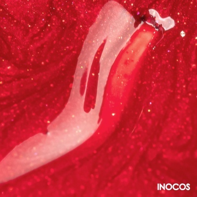 Verniz de unha vermelho brilhante com brilho intenso e textura lisa