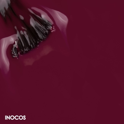 Esmalte vinhos escuro brilhante com pincel e texto INOCOS