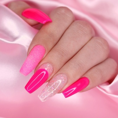 Unhas artísticas em tons rosa com glitter e acabamento brilhante