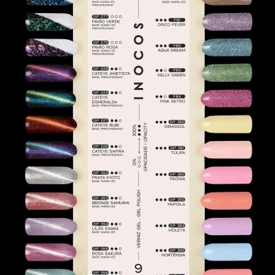 Mostruário de vernizes em gel com várias cores metálicas, foscas e brilhantes e etiquetas com nomes das cores.