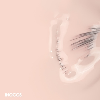 Esmalte rosa nude fosco com pincel molhado e texto INOCOS