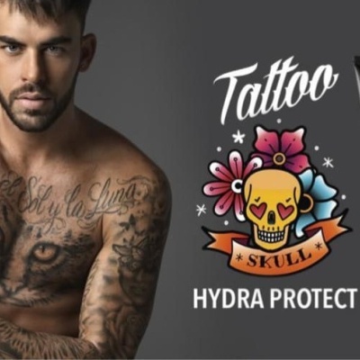 Homem tatuado ao lado de tubo preto do produto Hydra Protect Tattoo da marca Nirvel MEN
