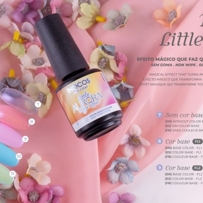 Frasco de verniz Little Aurora com tampa preta e escala de cores em fundo rosa com flores artificiais