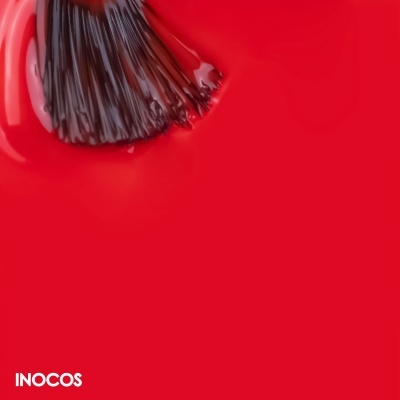 Pincel aplicando verniz de unhas vermelho brilhante com texto INOCOS