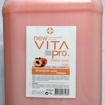 Recipiente rosa de plástico com rótulo branco de shampoo capilar pêssego VITA PRO