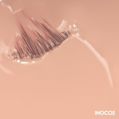 Pincel de esmalte nude em esmalte cremoso com texto INOCOS