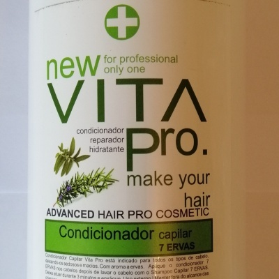 Frasco branco de condicionador capilar Vita Pro com rótulo verde e preto e texto em português e inglês.