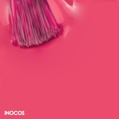 Pincel com verniz rosa e texto INOCOS no fundo rosa