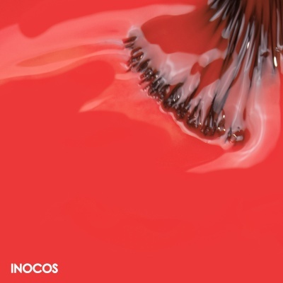 Pincel de maquilhagem com verniz vermelho brilhante