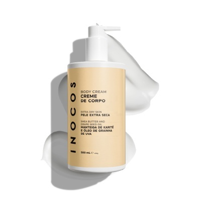 Frasco de creme corporal Inocos com etiqueta bege e dispenser branco
