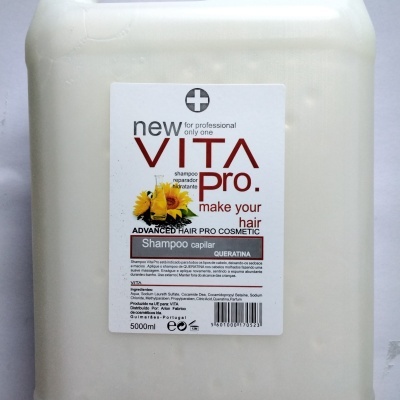 Recipiente branco grande de plástico com rótulo de shampoo VITA pro.