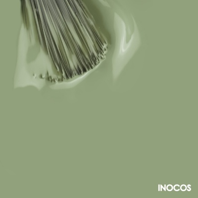 Pincel com verniz verde claro fosco e marca INOCOS.