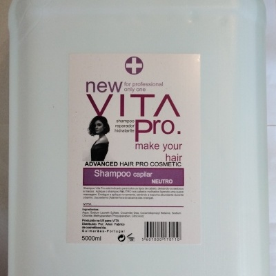 Frasco branco de shampoo VITA pro. 5000 ml com rótulo roxo e preto