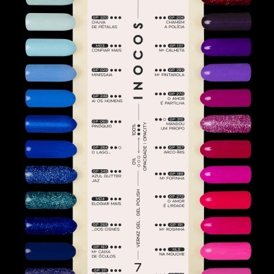 Mostruário de vernizes gel de diversas cores e texturas com nomes das cores em cartão branco