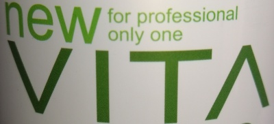 Rótulo com texto verde 'new for professional only one VITA'
