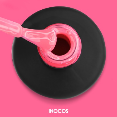Frasco aberto de verniz para unhas rosa com pincel e base preta