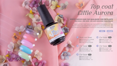 Frasco de verniz Little Aurora com tampa preta e escala de cores em fundo rosa com flores artificiais