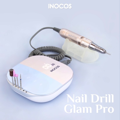 Conjunto de broca elétrica para unhas INOCOS Nail Drill Glam Pro com aparelho branco, punho metálico e quatro brocas coloridas sobre suporte transparente