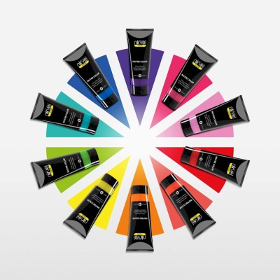 Tubos de tinta de cabelo colorida organizados em círculo com rótulos pretos.