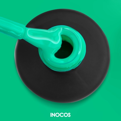 Frasco de verniz para unhas verde-turquesa com pincel em fundo verde e texto INOCOS