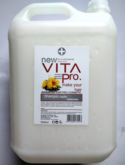 Recipiente branco grande de plástico com rótulo de shampoo VITA pro.