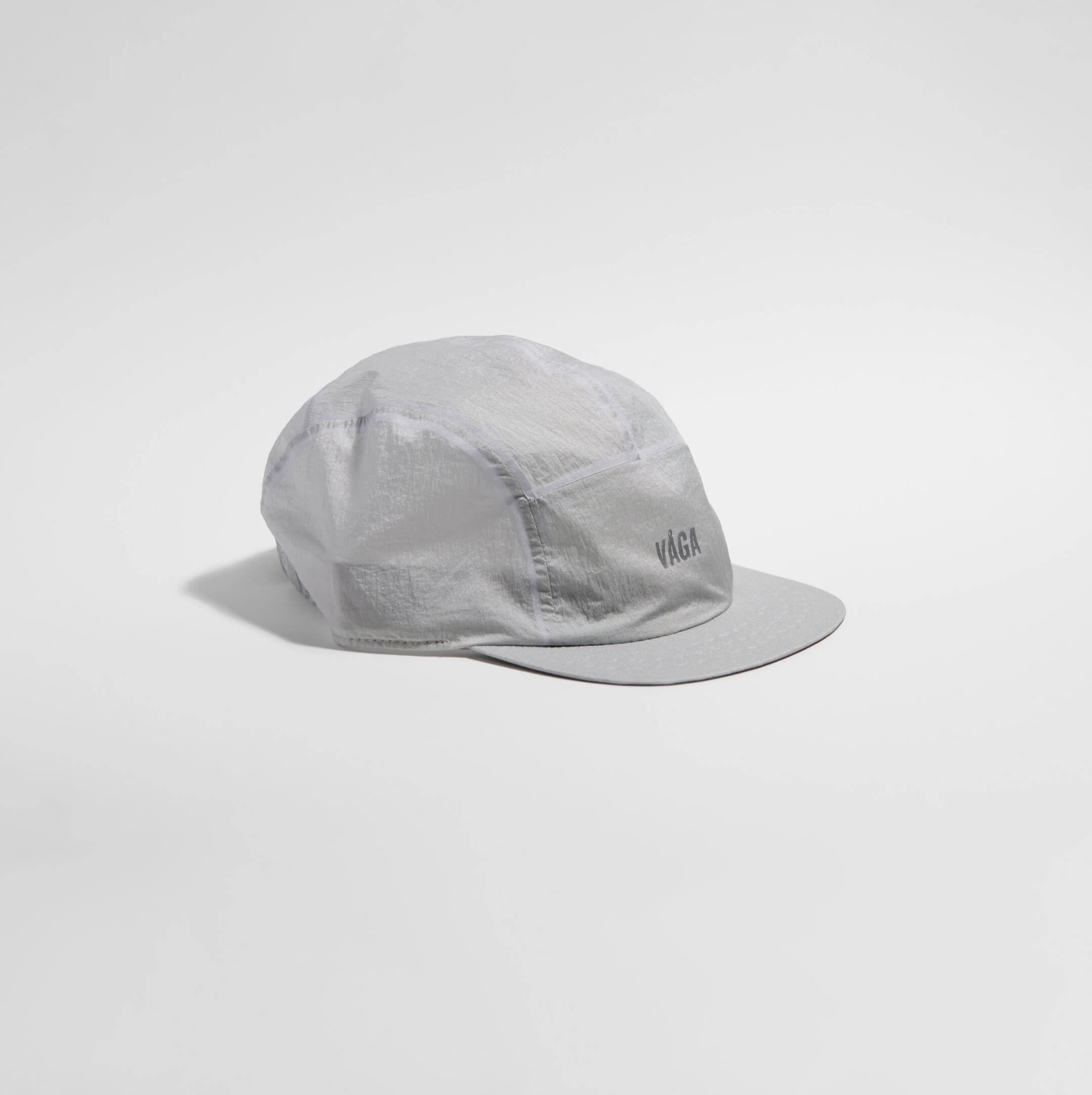 VÅGA WIND RESISTANT CAP - LIGHT GREY Boné cinzento claro com a palavra VÁGA na frente