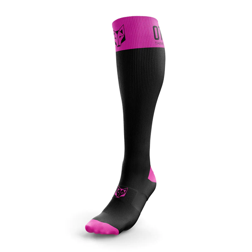 MULTISPORT RECOVERY SOCKS BLACK & FLUO PINK Meia comprida desportiva preta e rosa com logótipo e texto OT