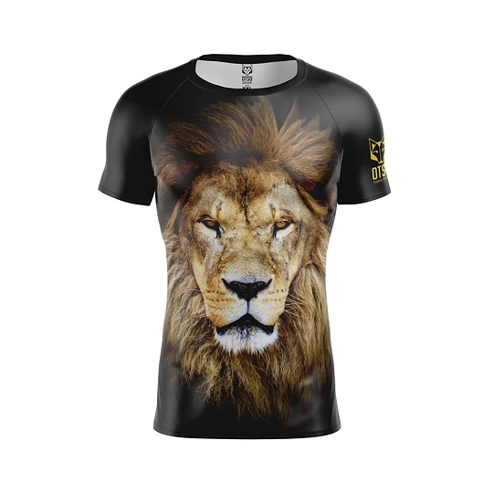 MEN'S SHORT SLEEVE SHIRT LION T-shirt preta com estampa de um leão realista e logótipo amarelo na manga