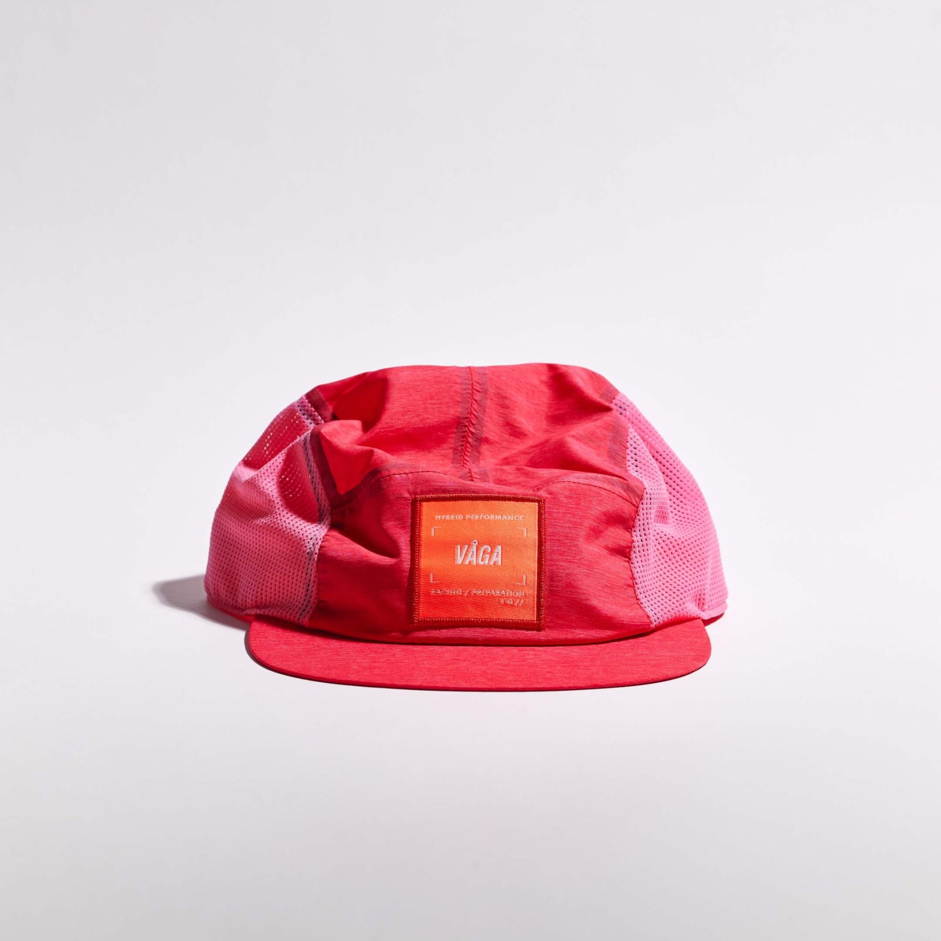 VÅGA MESH FLEX CAP - DARK PINK / PINK Boné vermelho com etiqueta laranja e tecido perfurado nas laterais