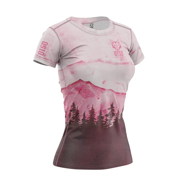 WOMEN'S SHORT SLEEVE SHIRT PINK FOREST T-shirt feminina rosa e castanha com estampa de montanhas, árvores e texto OTSO