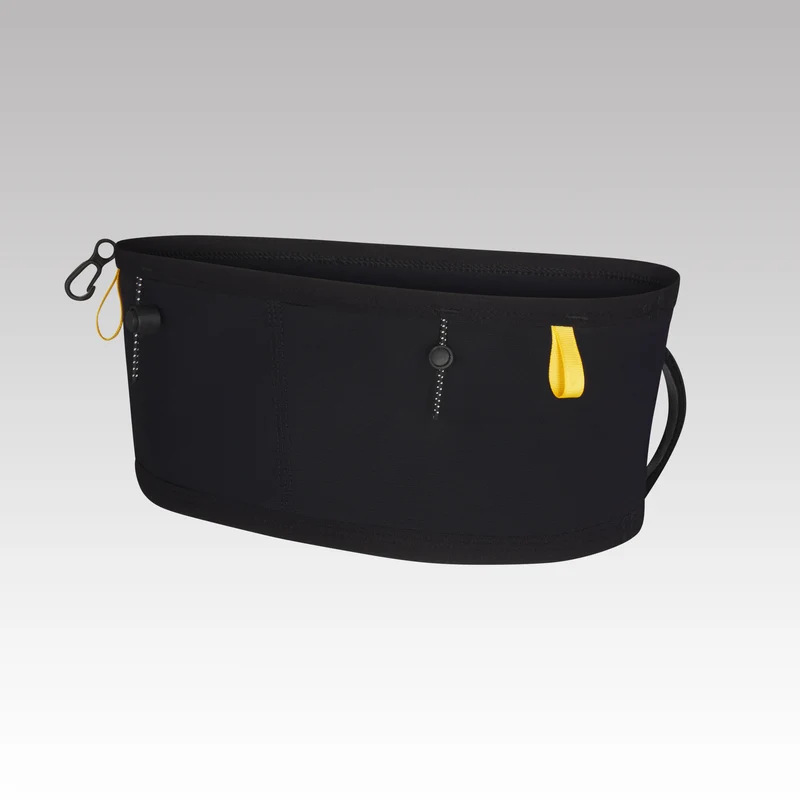 Naked® Running Band Raven V2 Bolsa desportiva preta com detalhes amarelos e fechos, fundo cinza