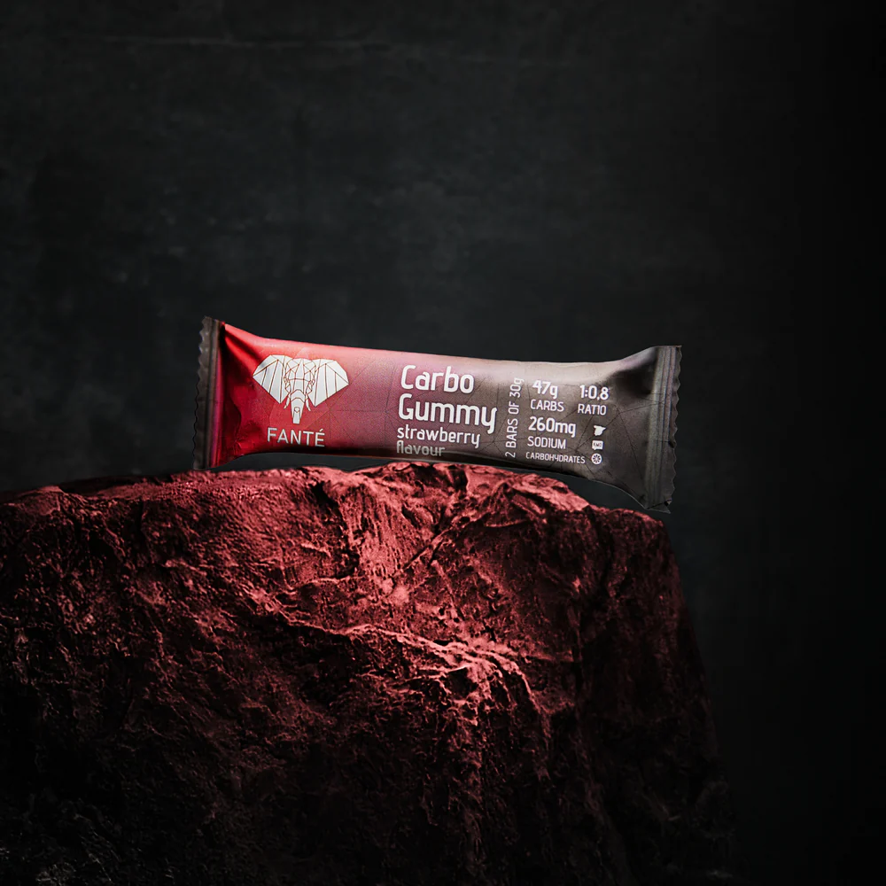 FANTÉ CARBO GUMMY MORANGO Barra de goma Fanté Carbo Gummy sabor morango em superfície vermelha