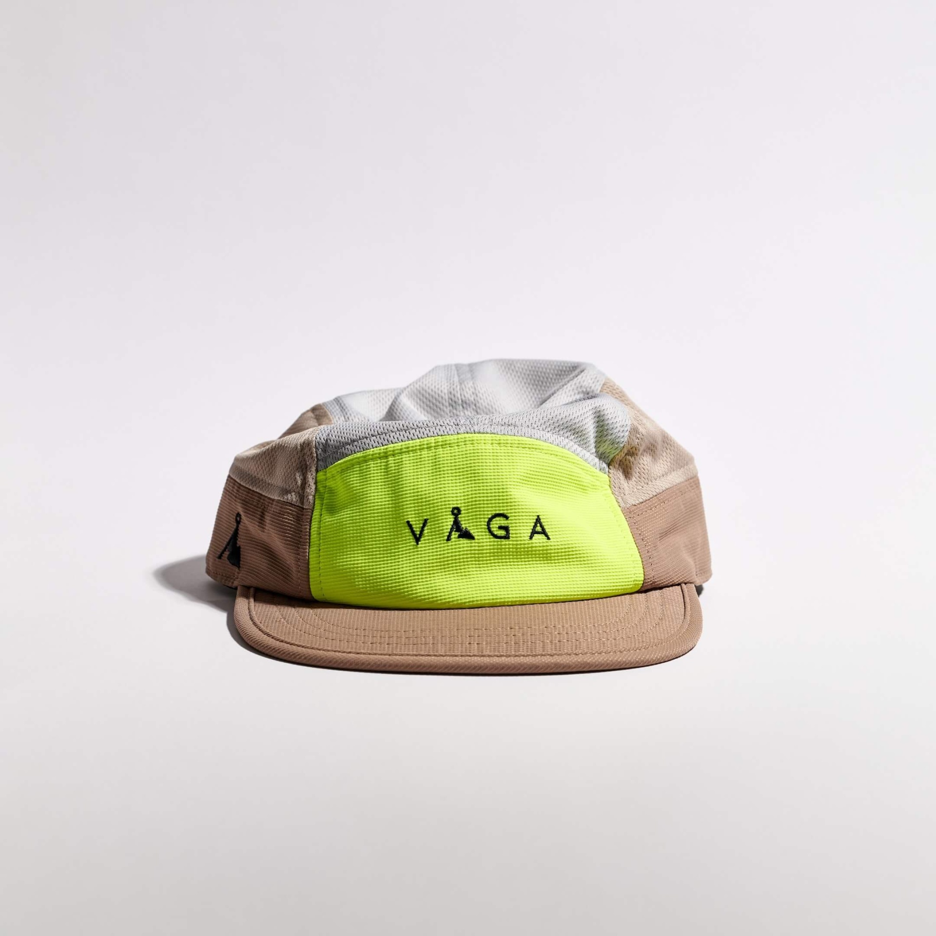 VÅGA CLUB CAP - TAUPE / NEON YELLOW / LIGHT GREY Boné bege com parte frontal amarela fluorescente e texto VAGA preto