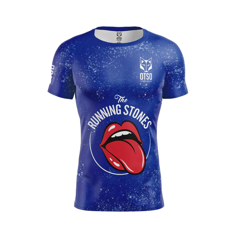 MEN'S SHORT SLEEVE SHIRT RUNNING STONES BLUE T-shirt desportiva azul com padrão claro, logo OTSO, texto The RUNNING STONES e boca vermelha com língua de fora.