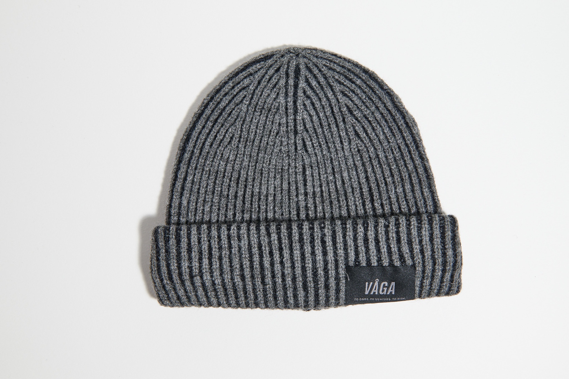 MID WEIGHT BEANIE - CHARCOAL / BLACK Gorro cinza de malha com etiqueta preta 'VAGA'