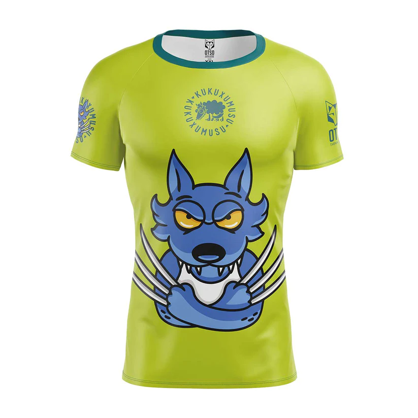 MEN'S SHORT SLEEVE SHIRT KUKUXUMUSU WOLFEZNO Camiseta verde com estampa de lobo azul e texto KUKUKUTSU