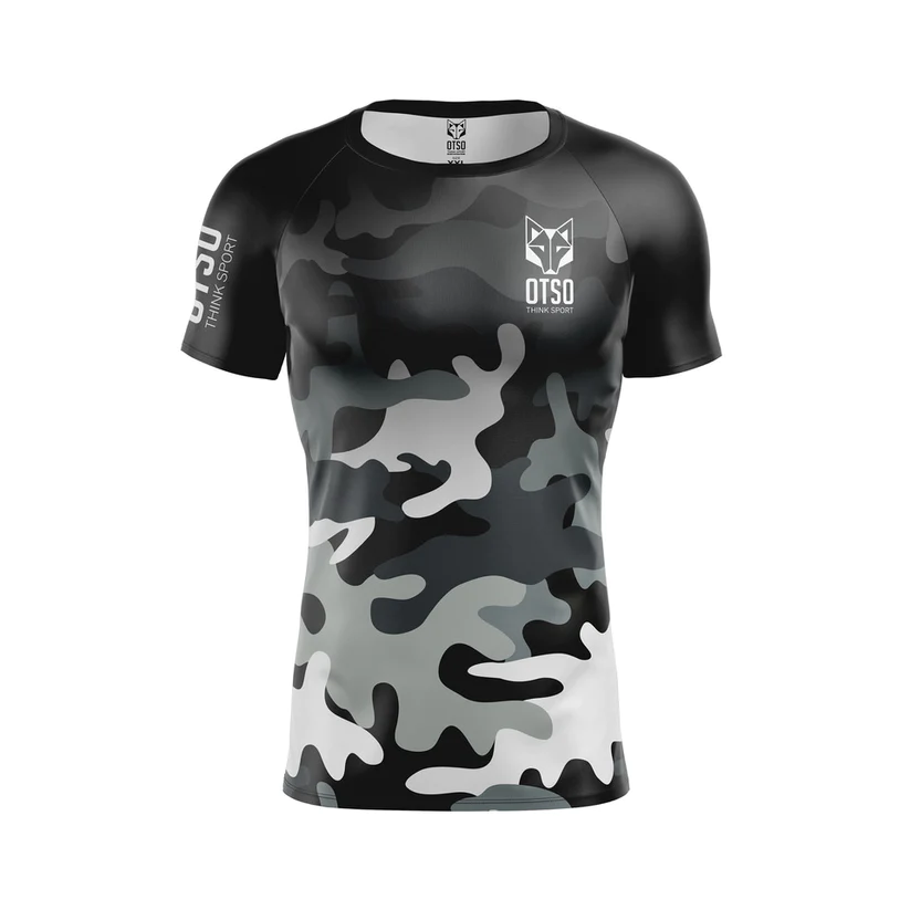 MEN'S SHORT SLEEVE SHIRT CAMO GREY T-shirt preta de camuflado com logotipo OTSO e texto OTSO SPORT na manga
