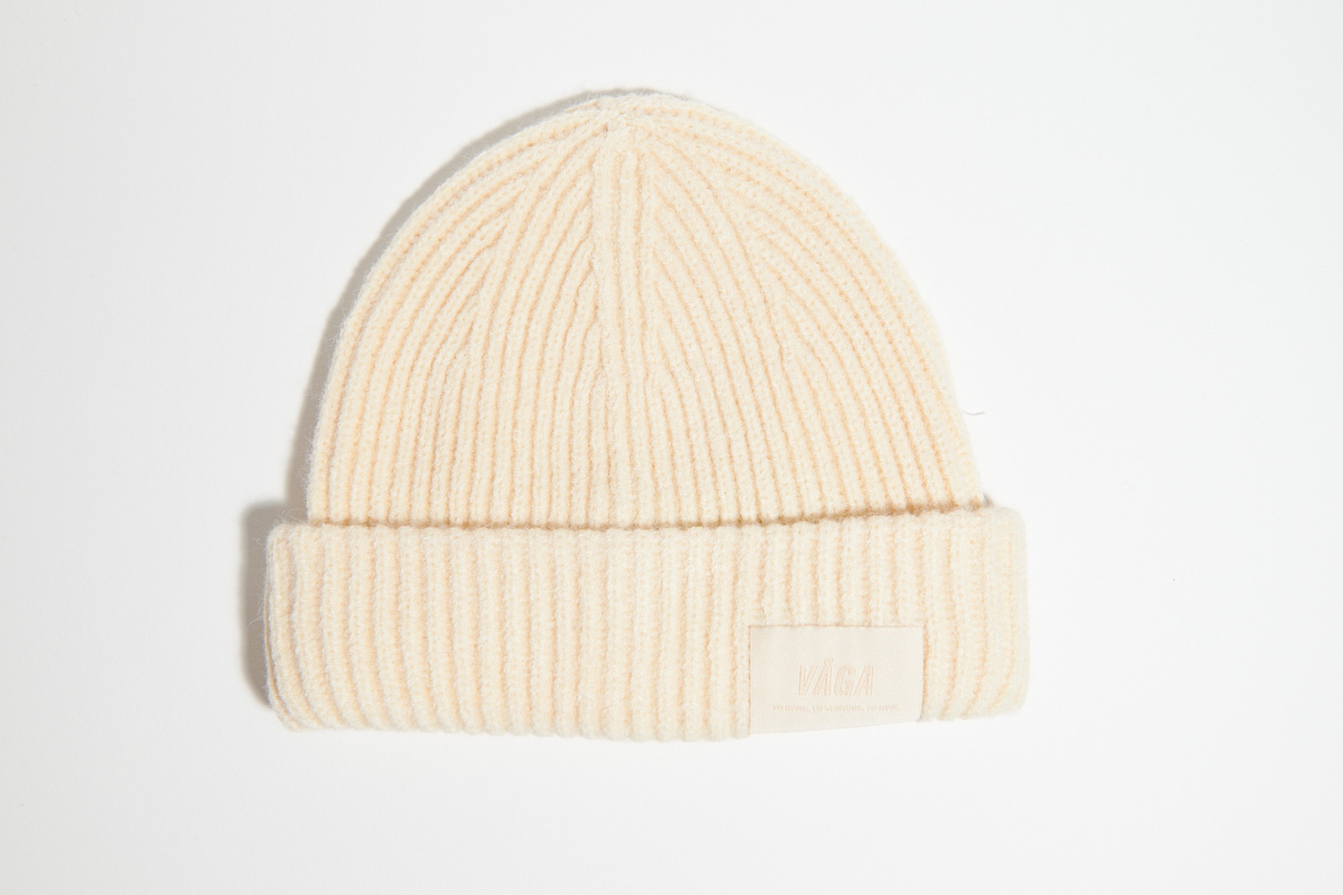 MID WEIGHT BEANIE - ECRU Gorro creme de malha canelada com dobra e etiqueta branca