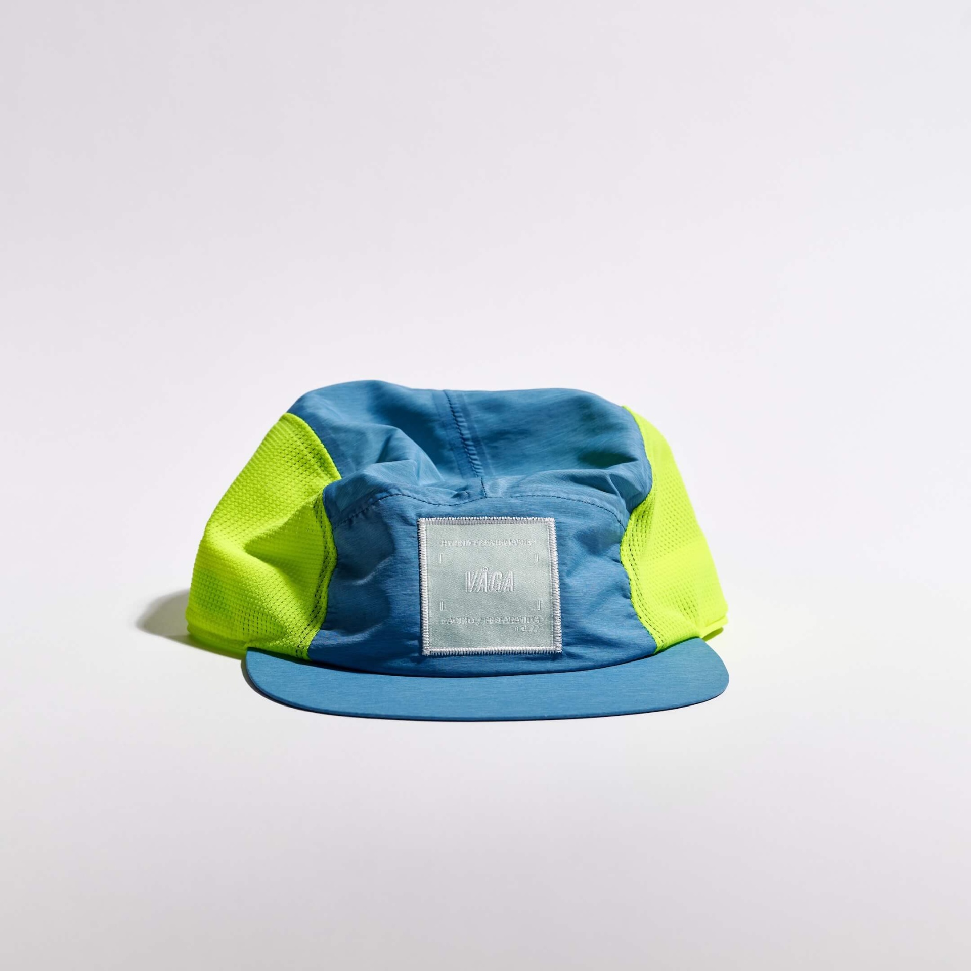 VÅGA MESH FLEX CAP - TEAL / NEON YELLOW Boné desportivo azul com amarelo fluorescente e placa frontal com texto