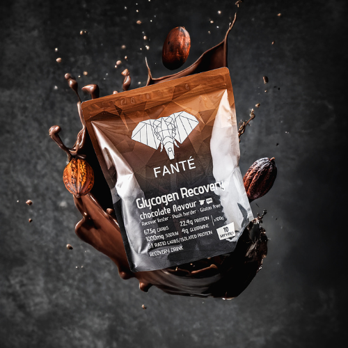 FANTÉ GLYCOGEN RECOVERY DRINK CACAU 1kg Pacote Fanté Glycogen Recovery sabor chocolate com cacau e chocolate líquido em fundo escuro