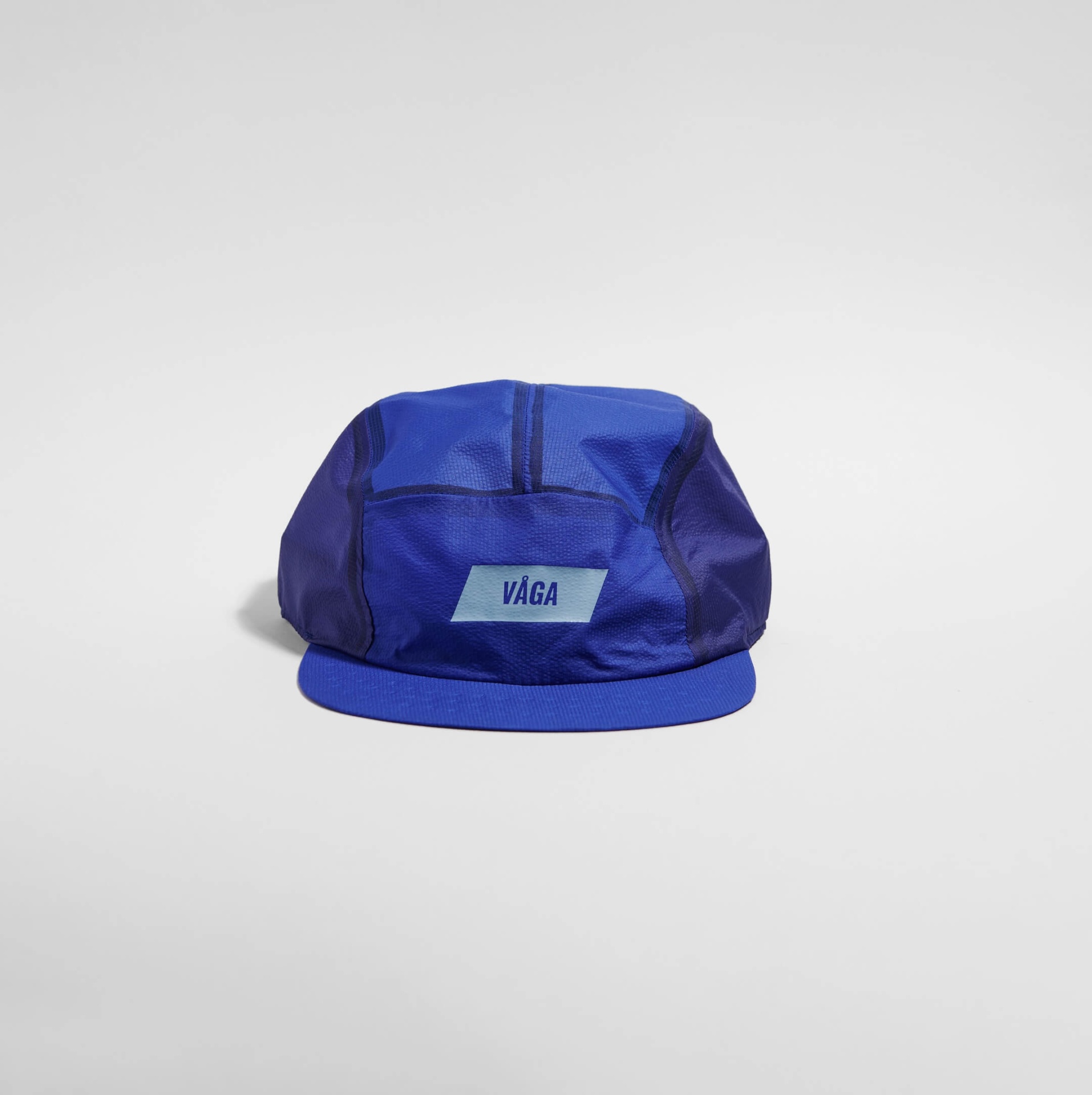 VÅGA FEATHER LIGHT CAP - ELECTRIC BLUE Boné azul com texto VÅGA na frente