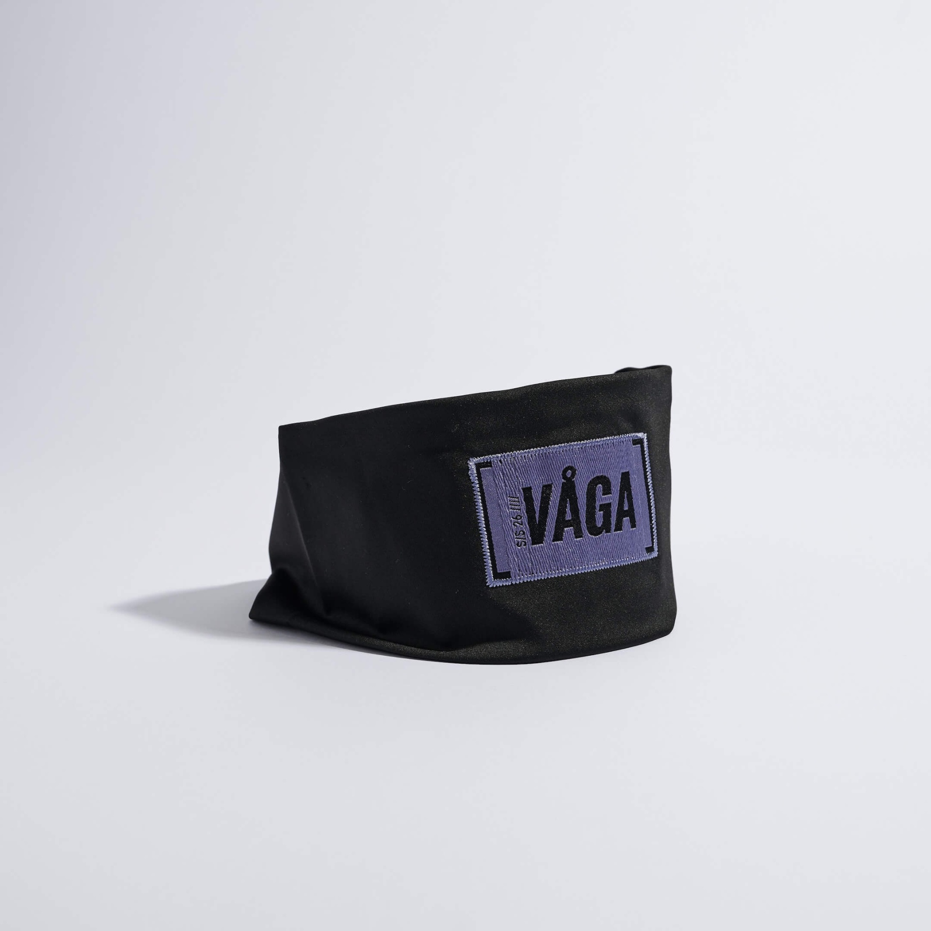 SUPERSOFT MIDWEIGHT HEADBAND - BLACK Necessaire preta com etiqueta roxa e texto VÁGA