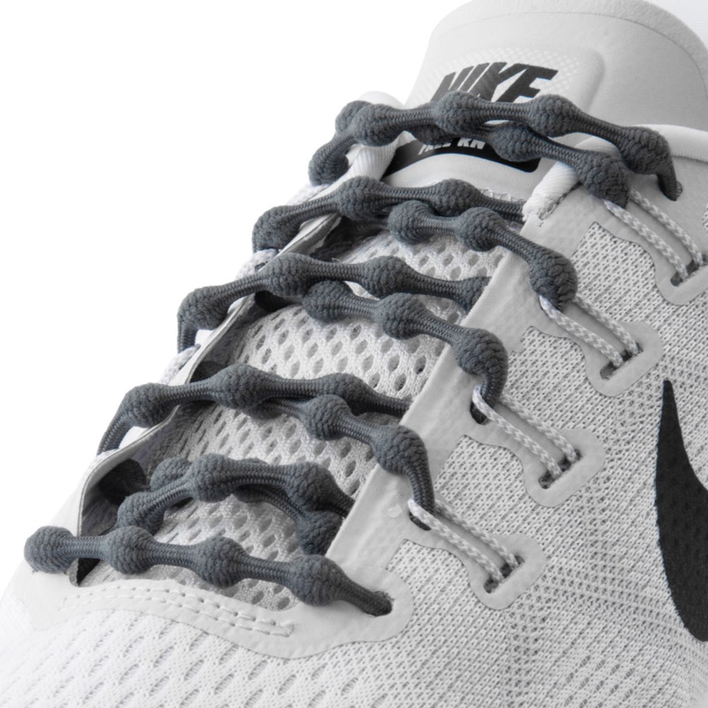 CATERPY RUN - Gunmetal Gray - 75cm Tênis branco Nike com atacadores cinza escuro e logótipo preto