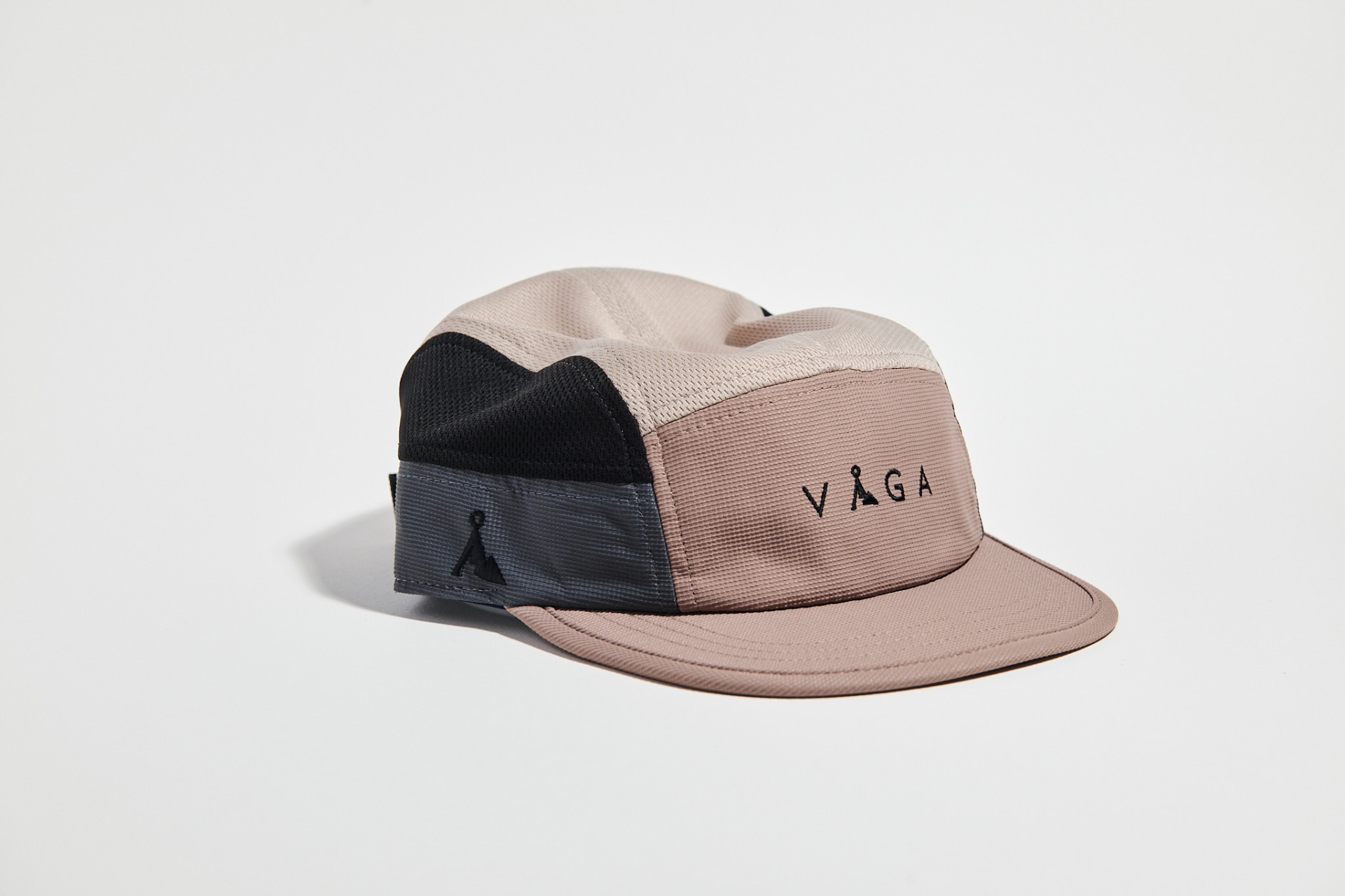 VÅGA CLUB CAP - TAUPE / BLACK / CHARCOAL / NAVY BLUE Boné desportivo bege com painéis pretos e cinzentos e texto VAGA