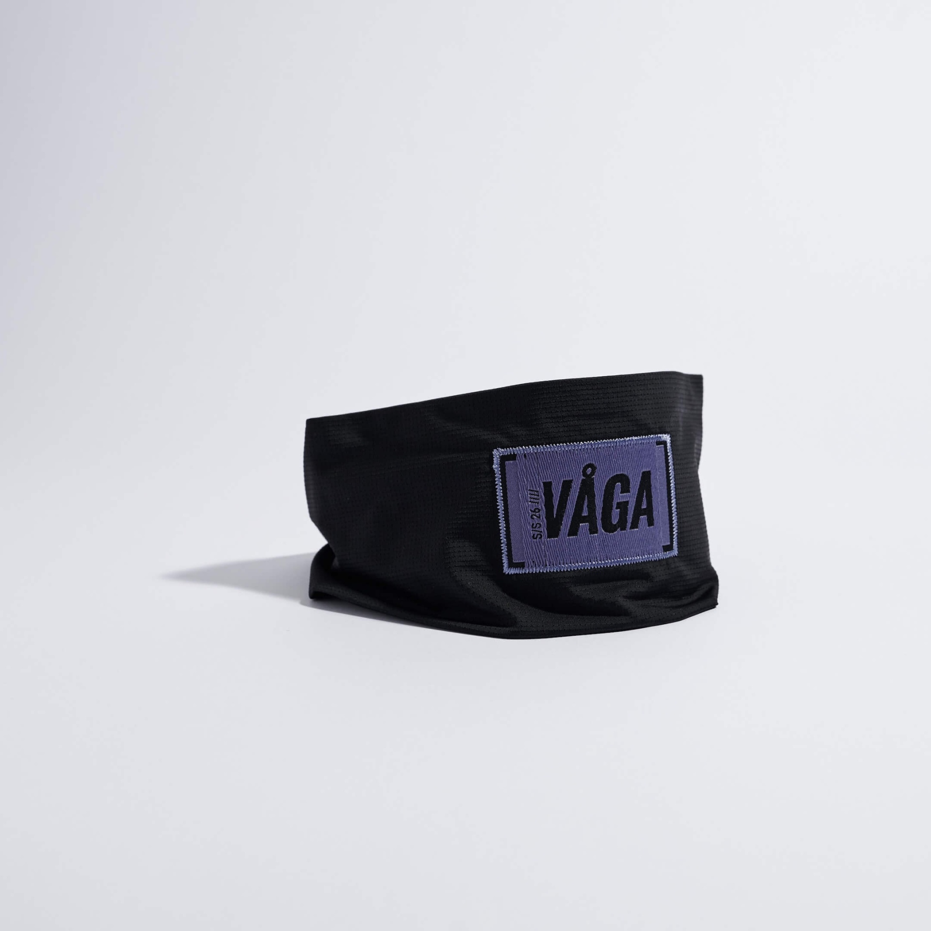 VÅGA LIGHTWEIGHT MESH HEADBAND - BLACK Faixa preta com etiqueta roxa e texto VÅGA